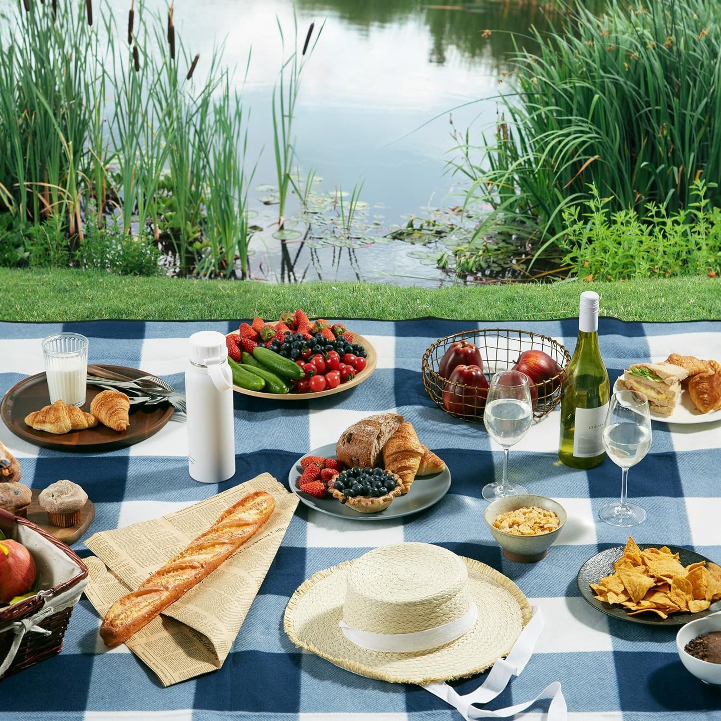 Picnic Blanket, Blue & White Tartan Outdoor Rug with Waterproof Backing, 6 Person Weatherproof Picnic Mat with Faux Leather Handle, Water Resistant Camping Accessories, 147X180Cm