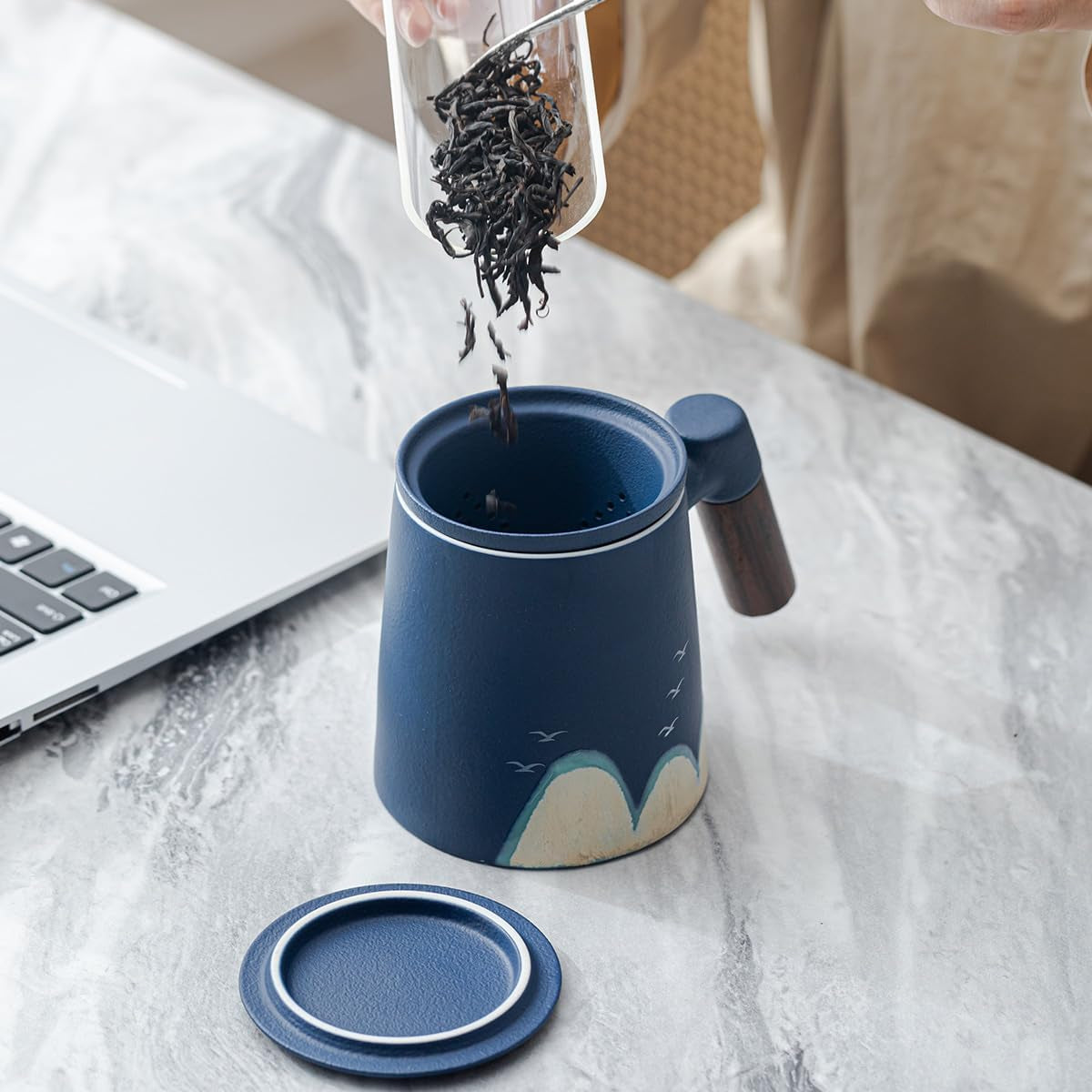 Tea Infuser Mug with Lid.400Ml Ceramic Tea Cup with Sandalwood Handle.Hand Made Pattern on Loose Leaf Tea Mug.Tea Steeping Mug for Gift (Blue)